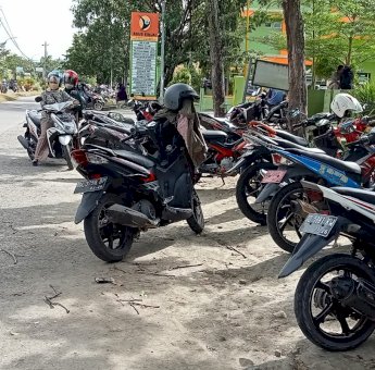 Warning Pengendara Parkir di Depan RSUD Sinjai, Kasatlantas: Ancaman Penjara Dua Bulan