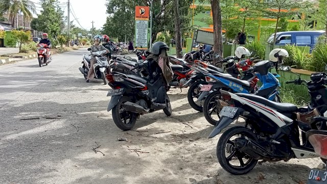 Kondisi Bahu Jalan di Depan RSUD Sinjai yang digunakan sebagai Lokasi Parkir Kendaraan, Jumat (14/01/2022).