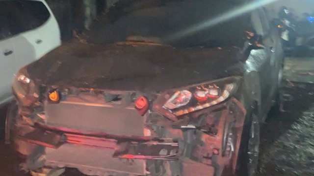 Kondisi Kendaraan Bandar Narkoba usai menabrak pengendara motor dan bangunan milik warga, Kamis (13/01/2022) malam.
