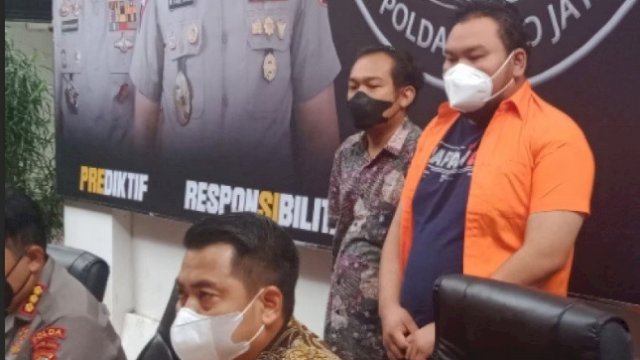 Komika Fico Fachriza memakai baju Tahanan saat Press Rilis di Mapolda Metro Jaya, Jumat (14/01/2022).
