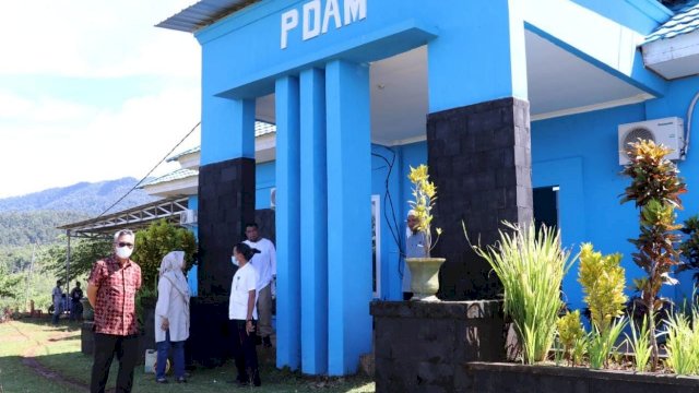 Bupati Luwu Timur H. Budiman, saat berada di Pelataran Kantor PDAM Mae Mami di Desa Puncak Indah, Kecamatan Malili, Jumat (14/01/2022).