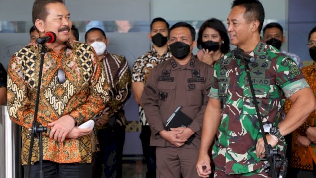 Panglima TNI Jenderal Andika Perkasa bersama Jaksa Agung Burhanuddin, berbincang di Hadapan Awak Media, Jumat (14/01/2022).