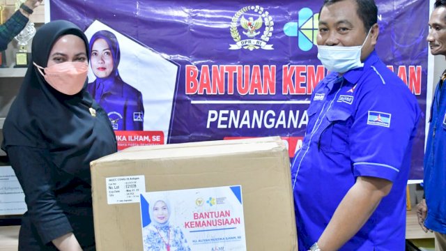 Ketua DPC Partai Demokrat Ansar Akib, menyerahkan bantuan Alat Rapid Antigen kepada Bupati Luwu Utara Indah Putri Indriani, Jumat (14/01/2022).