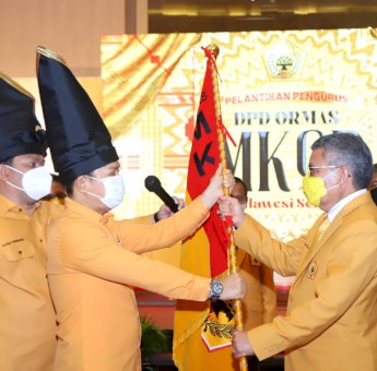 Ormas MKGR Sulsel Bertabur Bintang, Adies Kadir Salut Kepemimpinan TP