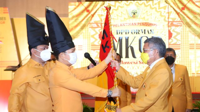 Ketua Umum DPP Ormas MKGR, Adies Kadir saat melantik pengurus MKGR Sulsel periode 2021-2026 di Hotel Gammara, Makassar, Sabtu (15/1/2022).