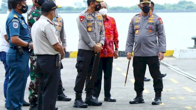 Kapolri Jenderal Listyo Sigit Prabowo, meninjau langsung Pelabuhan Benoa, di Provinsi Bali, Sabtu (15/01/2022).