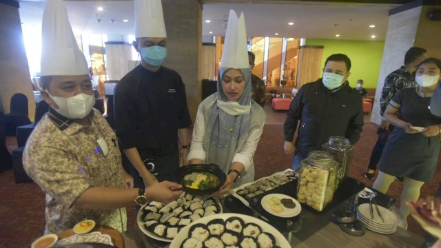 Bupati Luwu Utara Indah Putri Indriani, saat menghadiri pembuatan makanan berbahan dasar Sagu di Hotel Claro Makassar, Sabtu (15/01/2022).