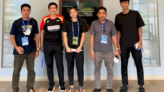 Dua atlet asal Sulsel Muh. Reza Al Fajri (ujung kanan) dan Sofy Al Mushira (tengah baju hitam) foto bersama di Arena Selatnas 2022 di Pelatnas Cipayung, Jakarta Timur, Sabtu (15/1/2022).