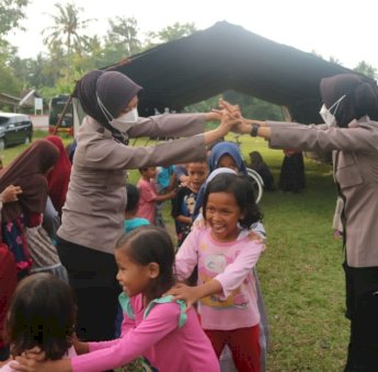 Polwan Polda Banten Bermain Dengan Anak Terdampak Gempa untuk Hilangkan Trauma