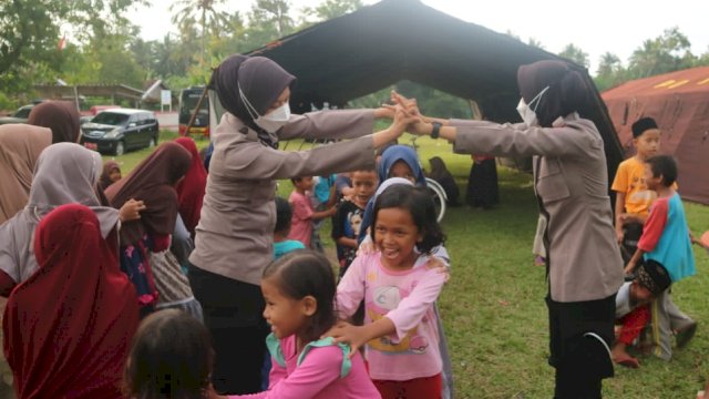 Keceriaan anak-anak terdampak Gempa di Desa Kertamukti, Kecamatan Sumur, Kabupaten Pandeglang saat bermain dengan Polwan dari Polda Banten, Sabtu (15/01/2022).