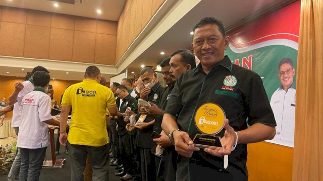 Syamsu Rijal memperlihatkan Cendera Mata usai Dilantik sebagai Ketua Persatuan Olahraga Domino Indonesia (Pordi) Kabupaten Soppeng, Sabtu (15/01/2022).