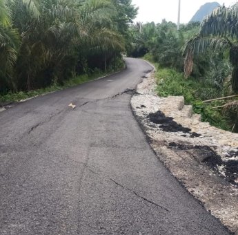 Baru Diaspal, Jalan Rantemario-Ujung Baru Luwu Timur Retak