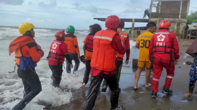 Relawan PMI Makassar turun langsung bergabung dengan Basarnas untuk mencari korban hilang setelah terseret ombak di Pantai Anging Mamiri, Minggu (16/01/2022).