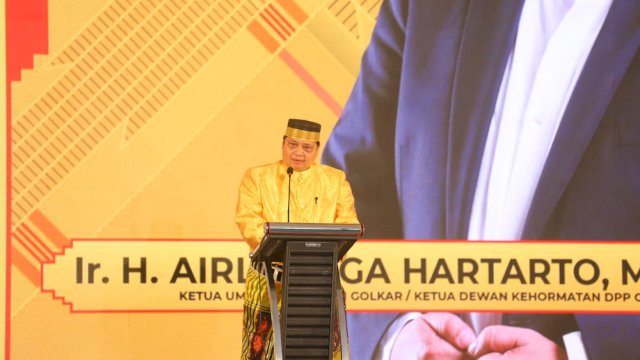Ketua Umum DPP Partai Golkar, Airlangga Hartarto pada acara HUT MKGR ke-62 di Hotel Claro Makassar, Minggu (16/1/2022) malam.