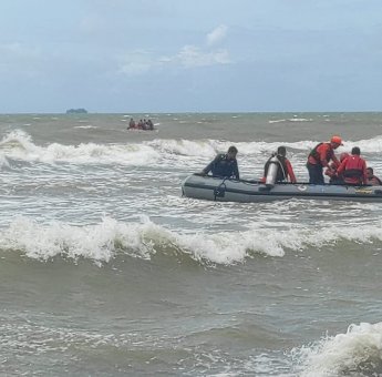 Satu Ditemukan Meninggal Dunia, Tim SAR Gabungan Lanjutkan Pencarian Remaja Tenggelam di Pantai Makassar