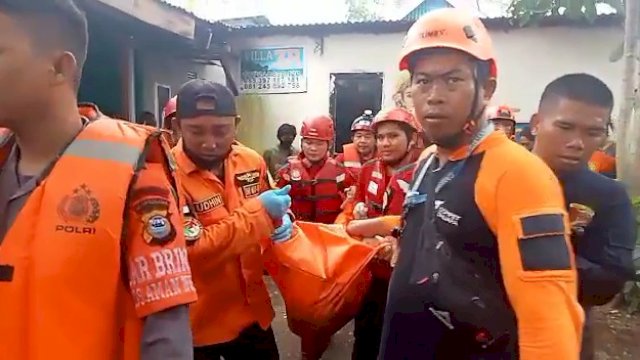 Proses Evakuasi Korban meninggal yang tenggelam di Pantai Anging Mamiri Kota Makassar, Senin (17/01/2022).
