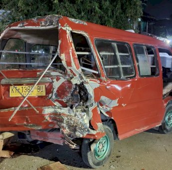 Sedang Tertidur di Kursi Penumpang, Supir Angkot Tewas Usai Kendaraannya Ditabrak