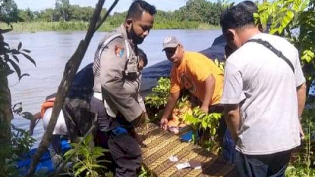 Anggota Polisi bersama warga melakukan evakuasi Jenazah yang Kapalnya tenggelam di Perairan Sungai Mahakam. (Istimewa)