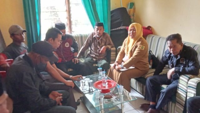 Perwakilan warga Dusun Sapuberu saat menemui Penjabat Kepala Desa Passimarannu, di Kantor Desa, Senin (17/01/2022).