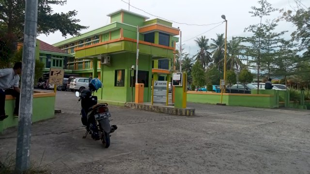 Palang Parkir Otomatis yang berada di Halaman RSUD Sinjai terlihat tidak berfungsi, Senin (17/01/2022).