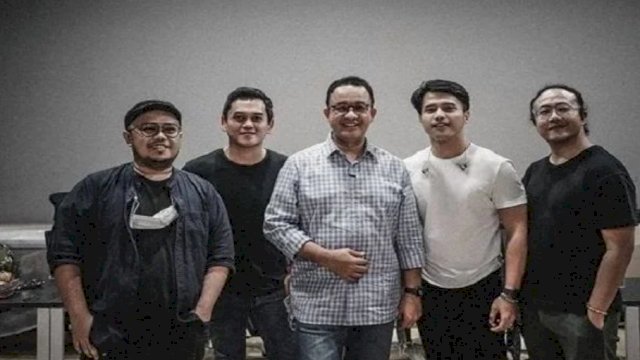 Gubernur DKI Jakarta Anies Baswedan, bersama Personel Group Band Nidji, Minggu (16/01/2022) malam.