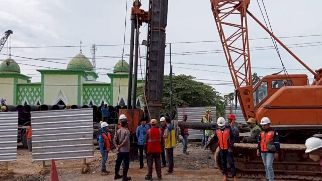 Pemasangan Tiang Pancang Pengerjaan Jalan Ruas Cempa Kabupaten Wajo, Senin (17/01/2022).