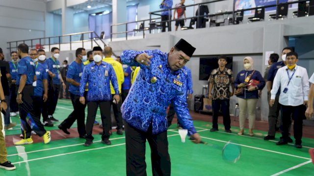 Sekda Provinsi Sulsel Abdul Hayat Gani, memukul Bulutangkis saat membuka turnamen Bulutangkis Korpri Cup I, di GOR Kantor Gubernur Sulsel, Senin (17/01/2022).