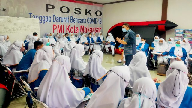 Ketua PMI Kota Makassar Syamsu Rizal (Deng Ical), be4bicara di Harapan 95 Mahasiswa magang Praktik Klinik Manajemen Bencana dari Politeknik Kementerian Kesehatan, Senin (17/01/2022).