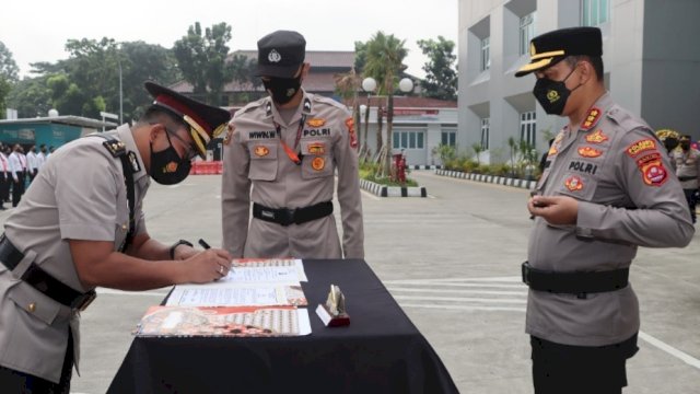 Serah Terima Jabatan Pejabat Lingkup Polresta Tangerang, Senin (17/01/2022).