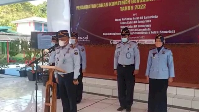 Kalapas Kelas IIA Samarinda, Hidayat, saat membacakan deklarasi janji kinerja. (istimewa)
