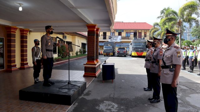 Serah Terima Jabatan Lingkup Polres Tana Toraja berlangsung di Halaman Mapolres Tana Toraja, Selasa (18/01/2022).