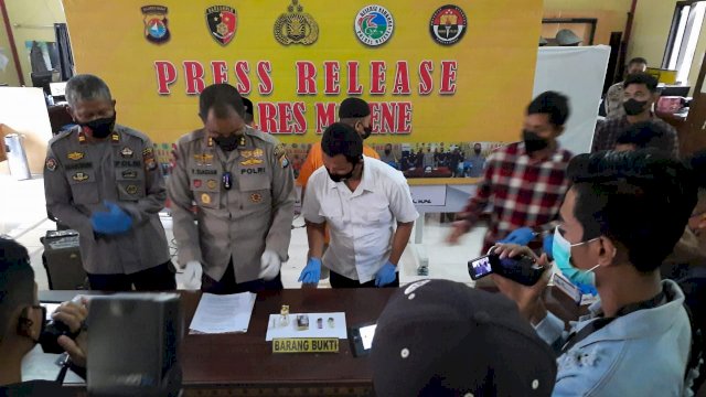 Kapolres Majene AKBP Febryanto Siagian, saat melakukan rilis Kasus Narkoba, Selasa (18/01/2022). 