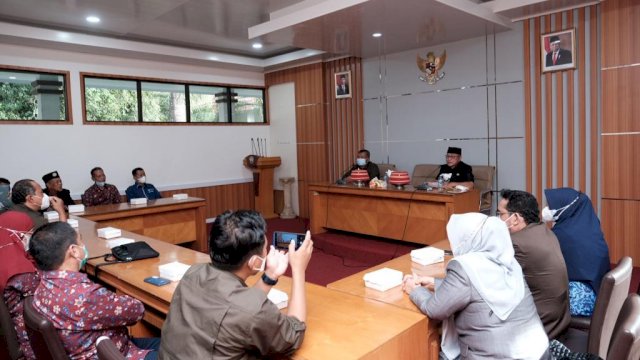 Wakil Bupati Gowa Abd. Rauf Malaganni, hadir langsung menerima rombongan pelaksanaan program KKN MAS di ruangannya, Senin (17/01/2022). (Istimewa)
