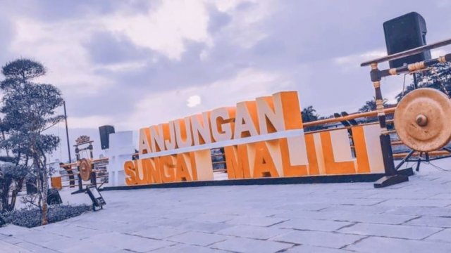 Pelataran Anjungan Sungai Malili.