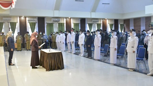 Bupati Luwu Utara, Indah Putri Indriani melantik 153 Pejabat Administrator dan Pengawas, di Aula La Galigo Kantor Bupati Luwu Utara, Selasa (18/01/2022).