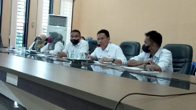 Kepala BPKSDMA Kabupaten Sinjai Lukman Mannan (tengah), saat menghadiri rapat kerja bersama komisi I DPRD Sinjai, Rabu (19/01/2022).