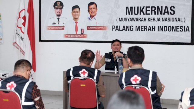 Ketua PMI Sulawesi Selatan Adnan Purichta Ichsan, memimpin pertemuan dengan pengurus di Markas PMI Sulsel. (Istimewa)