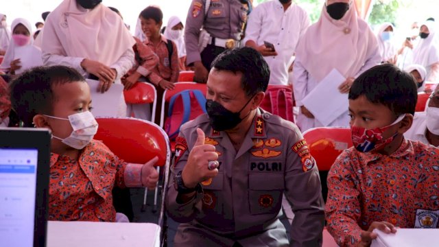 Kapolda Banten Irjen Pol Rudy Heriyanto, berbincang dengan salah satu Murid saat meniinjau kegiatan vaksinasi massal di SD Negeri Bujanggadung, Kecamatan Grogol, Kota Cilegon, Rabu (19/01/2022). 
