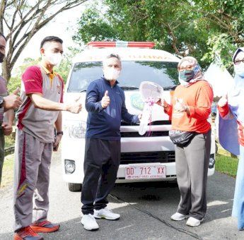 Awali Program Berkantor di Kecamatan, Bupati Luwu Timur Serahkan Bantuan Mobil Ambulance