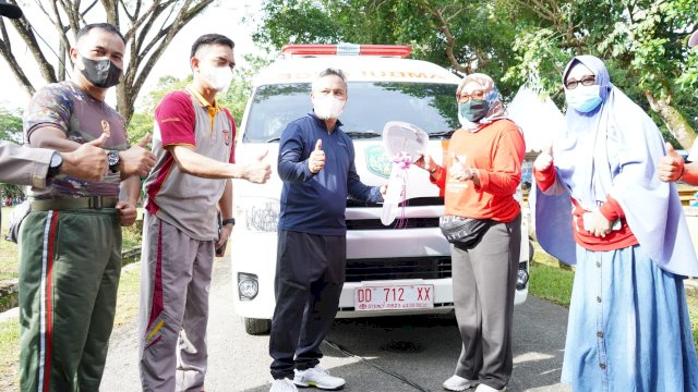Bupati Budiman menyerahkan secara simbolis satu unit Ambulance untuk Kecamatan Burau yang diterima oleh Plt. Kepala Puskesmas Bone Pute, Nurbaya, Rabu (19/1/2021)