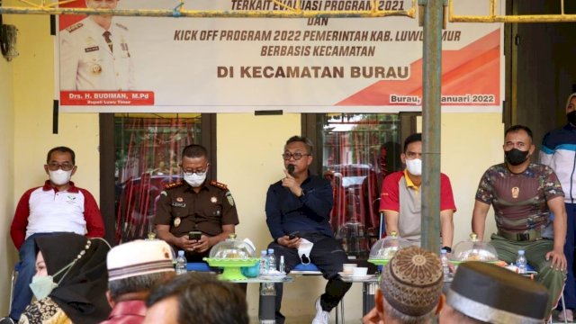 Bupati Luwu Timur Budiman, Saat Berkantor di Kecamatan Burau, Rabu (19/1/2022)