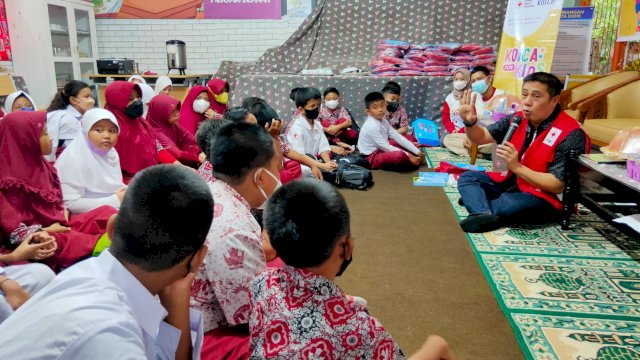Ketua PMI Kota Makassar Syamsu Rizal (Deng Ical), saat memberikan edukasi kepada Murid di SD Sambung Jawa tentang Kesiapsiagaan,l Bencana Alam, Rabu (19/01/2022).