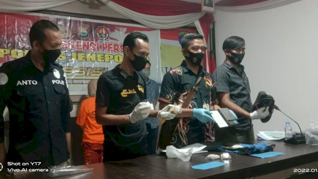 Konferensi Pers terkait Ibu Rumah Tangga yang diduga menjadi Pengedar Narkoba jenis Sabu, di Polres Jeneponto, Rabu (19/01/2022).