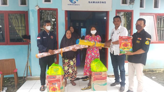 Penyaluran Bantuan Pemerintah Provinsi Sulawesi Selatan untuk korban bencana Angin Puting Beliung di Takalar, Rabu (19/01/2022).