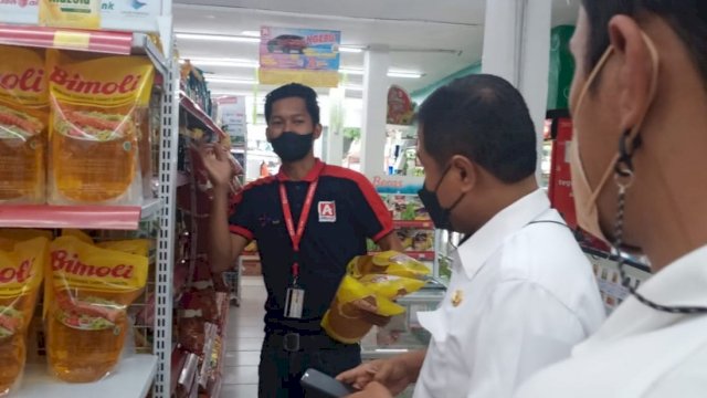 Kepala Dinas Perdagangan dan Perindustrian Kabupaten Gowa, Andi Sura Suaib saat memantau harga minya goreng di pasar ritel modern, di Kota Sungguminasa, Rabu (19/01/2022). Pengecekan tersebut untuk memastikan harga minyak goreng mengikuti kebijakan pemerintah pusat. (Istimewa)