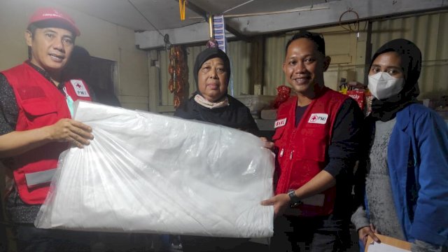 Ketua PMI Kota Makassar Syamsu Rizal (Deng Ical), menyerahkan bantuan kepada korban Angin Puting Beliung di Jl Raya Baruga Antang, Kecamatan Manggala, Selasa (18/01/2022).