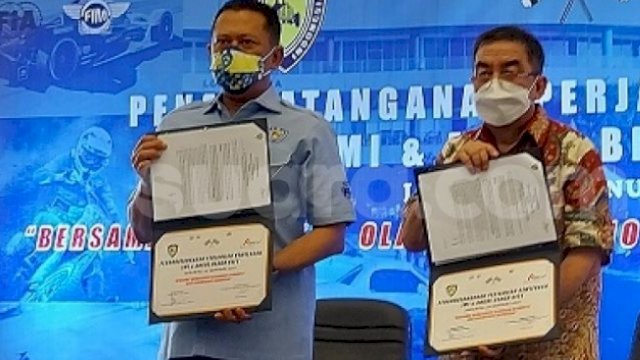 Ketua Umum IMI Bambang Soesatyo, dan Direktur Utama PT Wahana Agung Indonesia Propertindo Frans Tairas, menandatangani Perjannian Kemitraan, Rabu (19/01/2022).