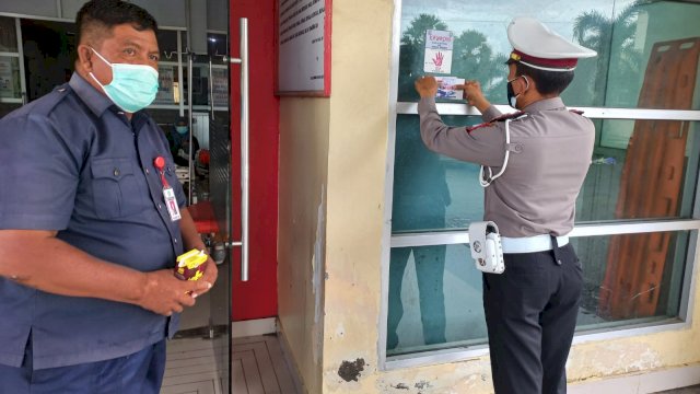Anggota Sat Lantas Polres Jeneponto memasang Stiker Layanan Pengawalan Jenazah dan Ambulance Gratis di RSUD Lanto Daeng Pasewang, Rabu (19/01/2022).