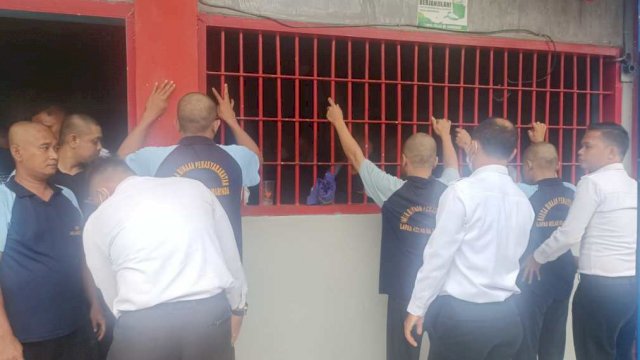 Petugas Lapas Samarinda melakukan Razia kepada warga Binaan.