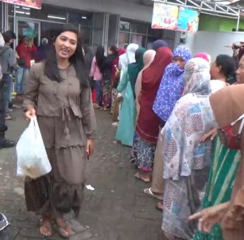 Ratusan Warga Takalar, Rela Antri Berjam-jam Demi Dapatkan Promo Minyak Goreng Murah di Minimarket